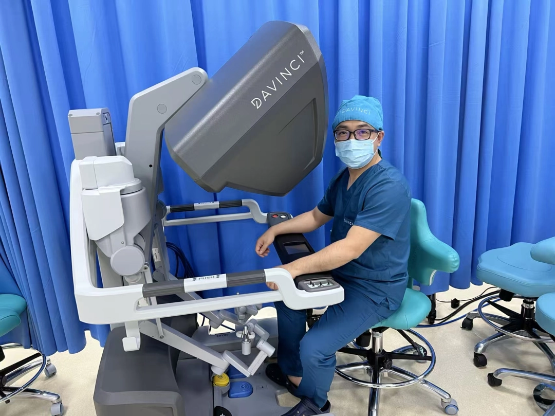 江克華用達芬奇機器人做手術。