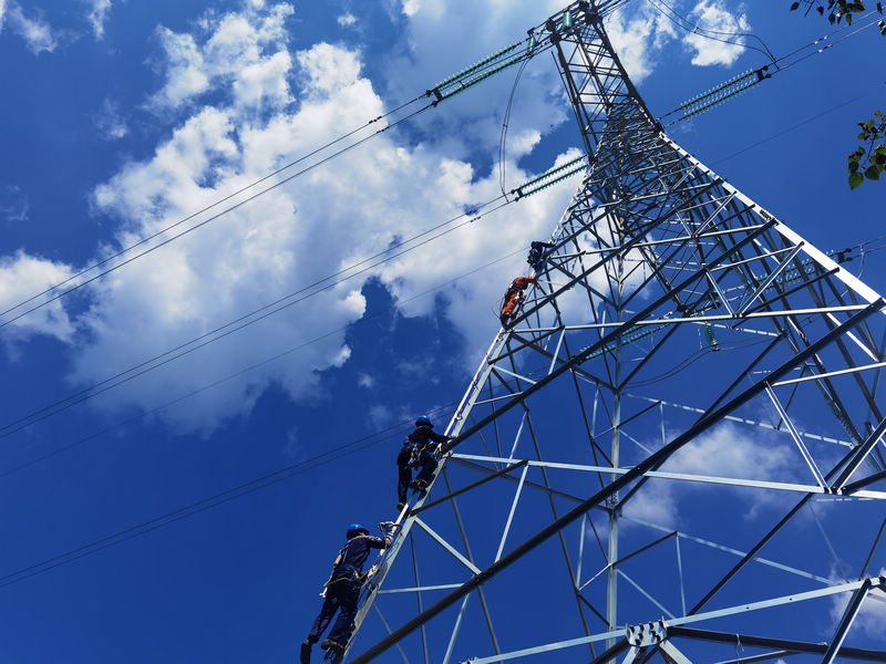 電力工人在貴州甕?；瘜W有限責任公司220千伏供電線路工程開展投運前的消缺工作。楊澔攝