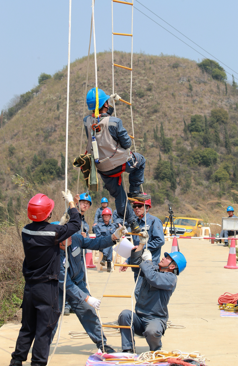 南方電網貴州興義供電局輸電管理專業開展安全實訓活動，筑牢安全生產防線。盧關文攝