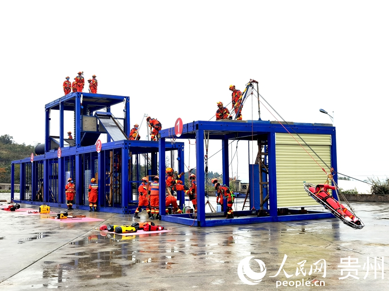 觀摩現場，消防指戰員利用移動訓練設施進行實戰演練。人民網記者 王秀芳攝