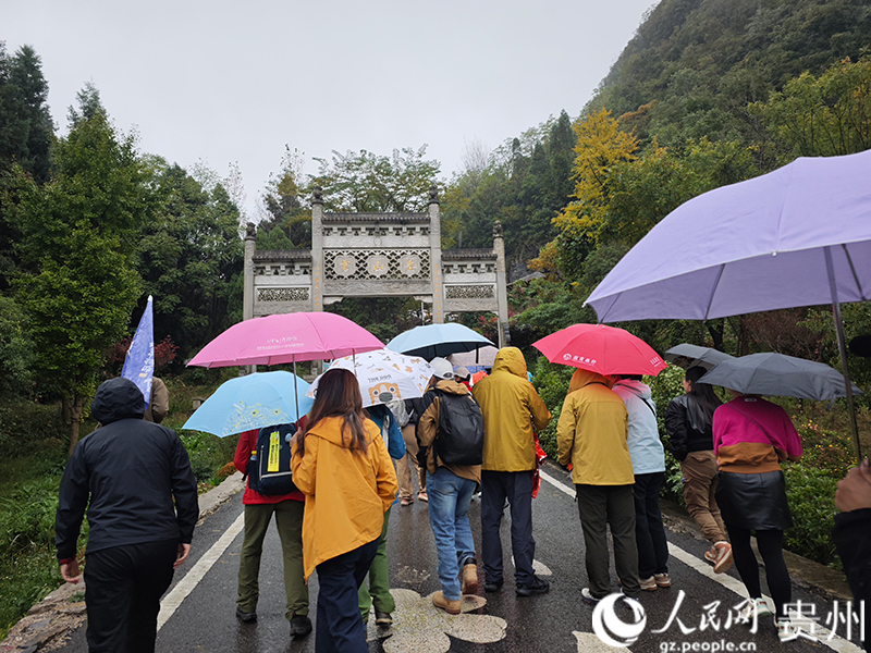 徒步愛好者走進云峰屯堡。人民網 黃小桃攝