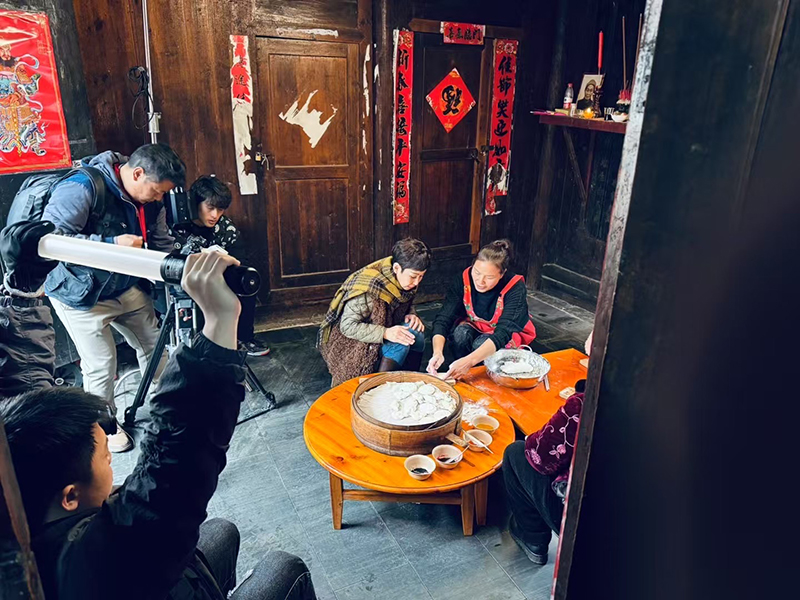 隆里古城拍攝現場。多彩貴州影視文化產業有限公司供圖