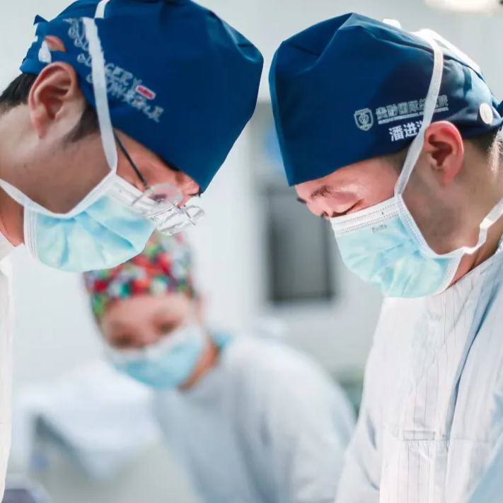 “不燒了！呼吸也順了！”術后復查時，82歲的朱大爺握著醫護人員的手難掩激動。此前7個月，反復發熱......