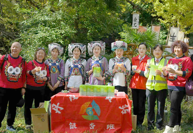 銀杏班與游客合影。