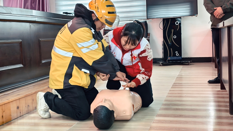 培訓老師指導一名外賣員進行急救實操 2