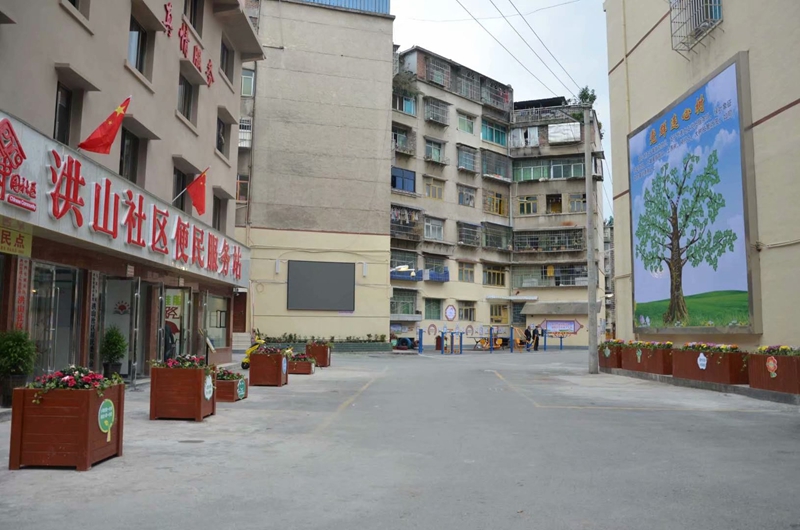 七星關區洪山街道洪山社區老舊小區改造后環境干凈整潔。邱夢如攝