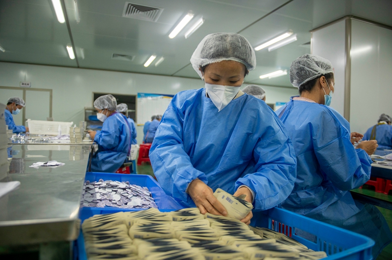 11月11日，在貴州省從江縣美娥工業園區的一家藥企，工人在生產車間趕制訂單。