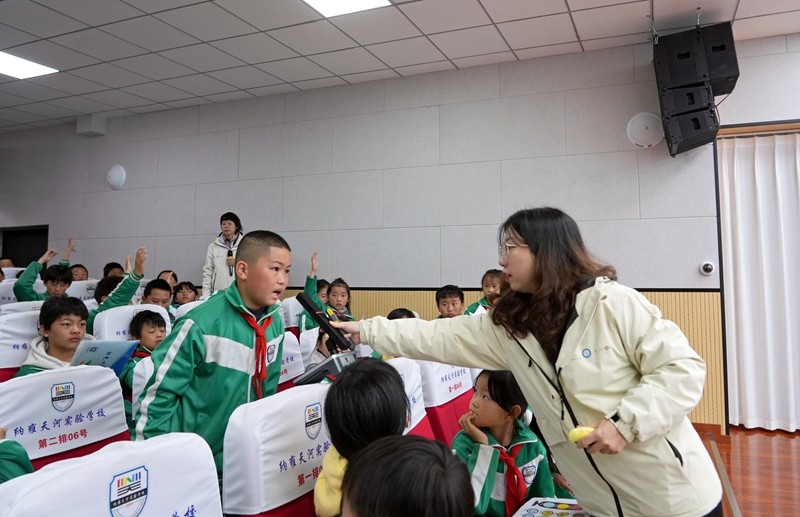 2025年11月13日，貴州省畢節市納雍天河實驗學校，“心橋相通”青少年心理健康公益活動現場，心理老師在與學生互動。 楊英 攝.jpg