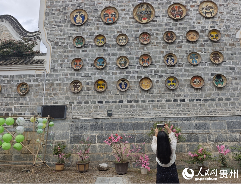游客錦屏縣隆里古城拍照打卡。人民網 龍章榆攝
