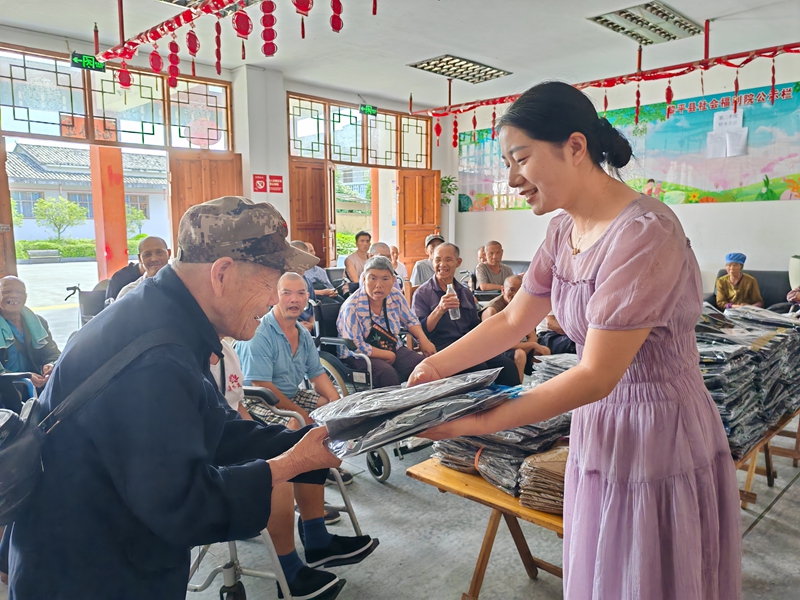 杜佳佳為福利院老人發放衣物