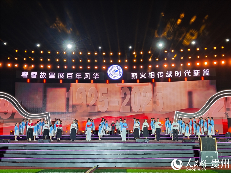 3、文藝晚會表演。人民網 黃小桃攝