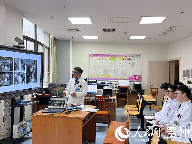 江克華及團隊研討病例。人民網 陳潔泉攝