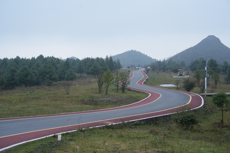 “四好農村路”建設讓旅游經濟高質量發展之路越走越好。趙剛攝.JPG
