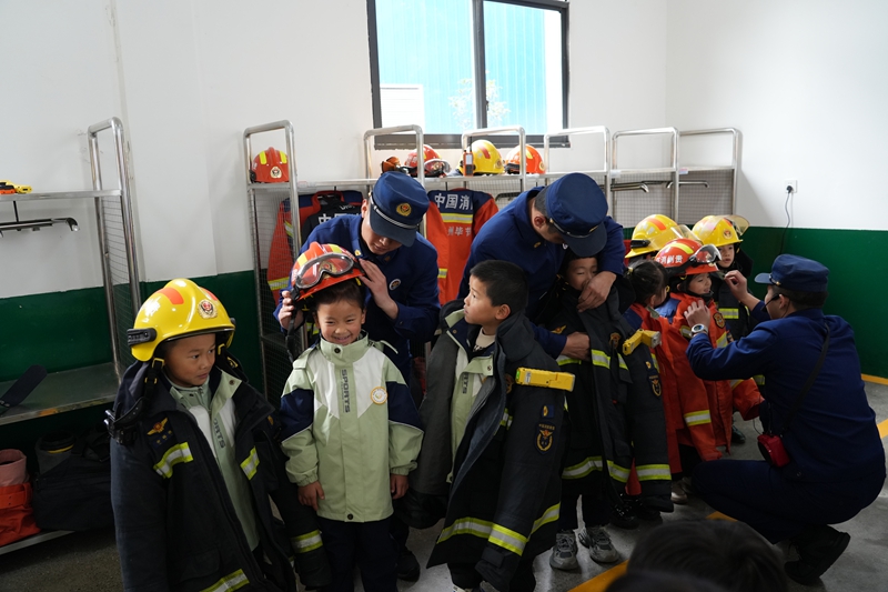 ”小小消防員“認真學習消防知識。王麗紅攝