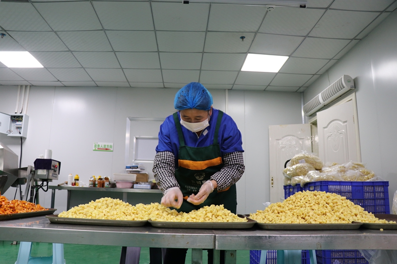 貴州卡媽農特產品開發集團有限公司生產車間 工人正在趕制訂單 范俊岑 攝.JPG