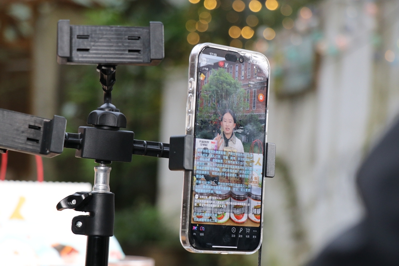 主播在“鄉行記”抖音直播間向外界推介農特產品 范俊岑攝 (3).JPG