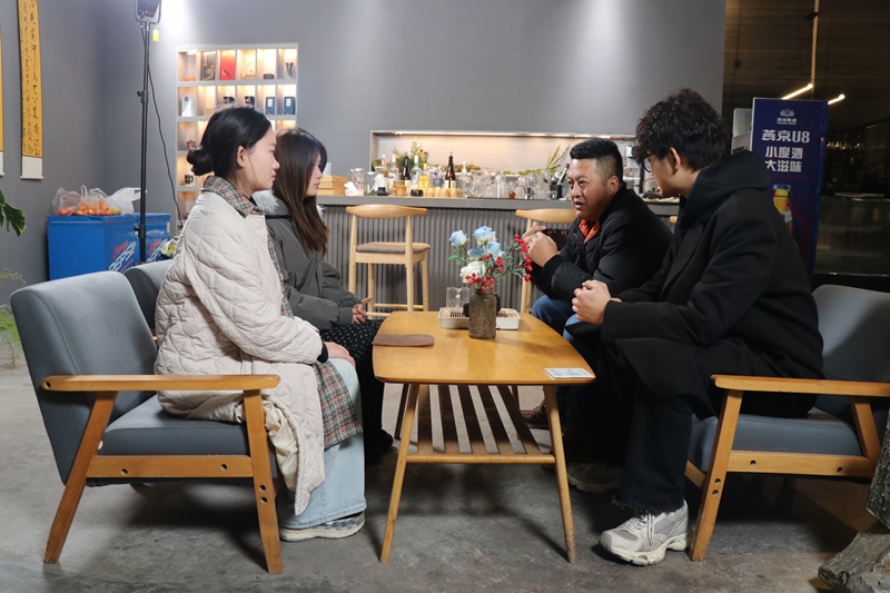 “鄉行記”營銷團隊正在策劃直播賣貨 范俊岑攝.JPG