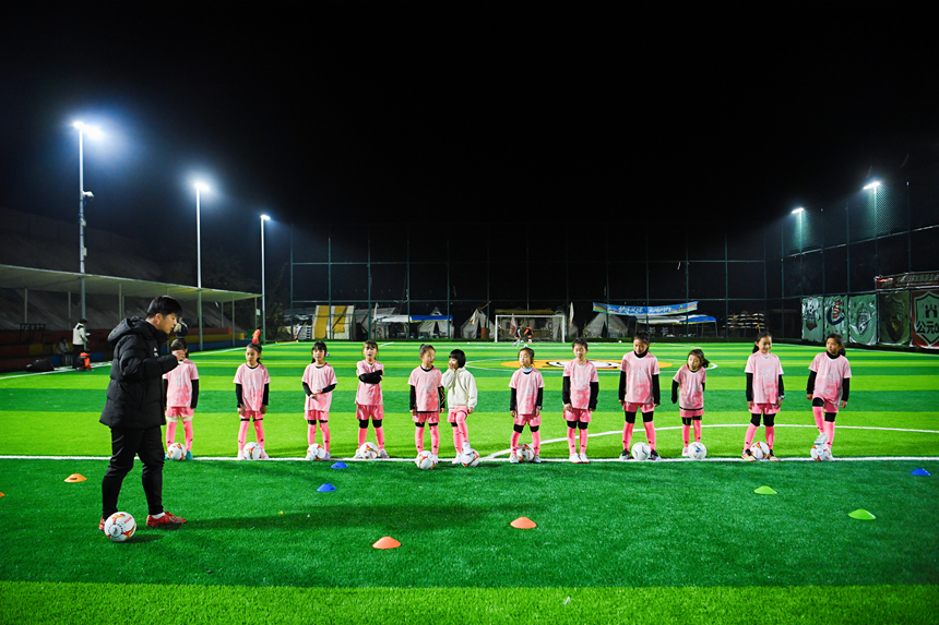 教練員指導“小木蘭”們進行訓練。聞雙攝