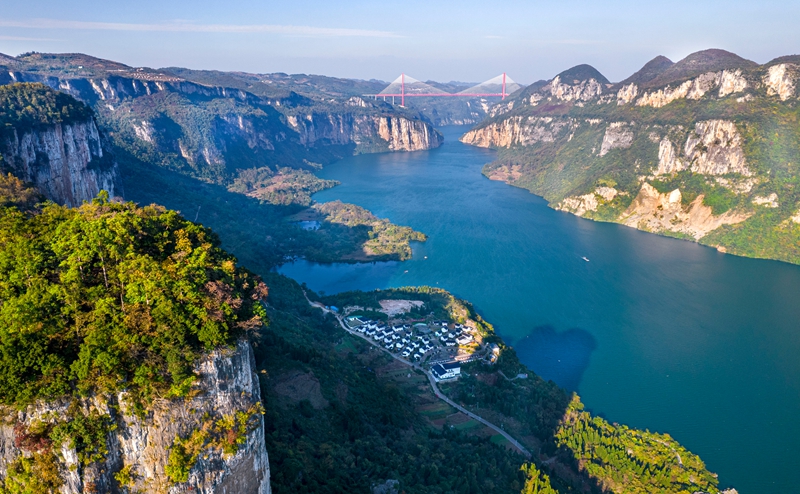 2025年11月24日航拍的貴州省黔西市新仁苗族鄉化屋村。