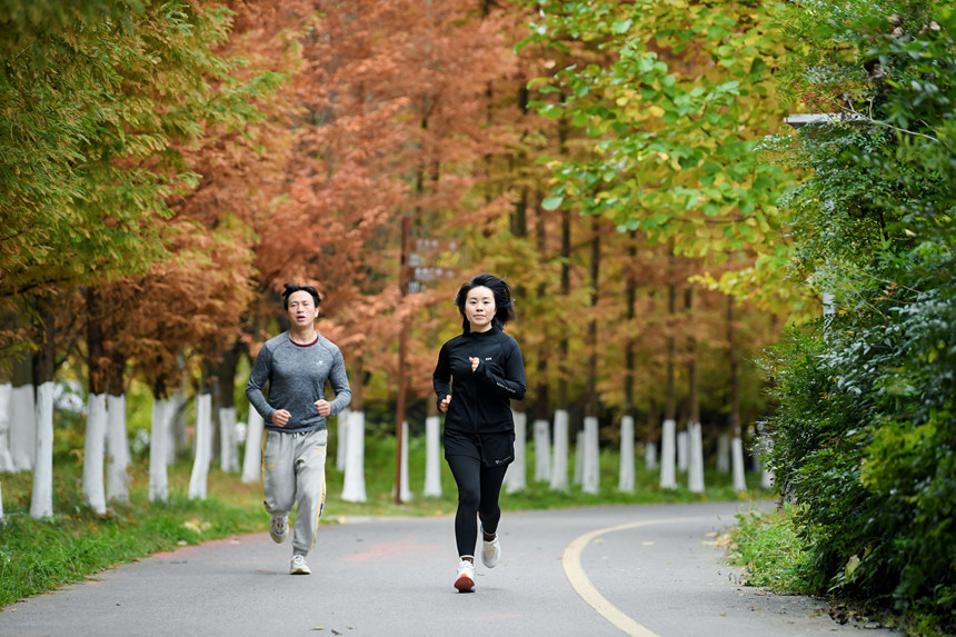 市民在智能跑道上跑步。聞雙攝