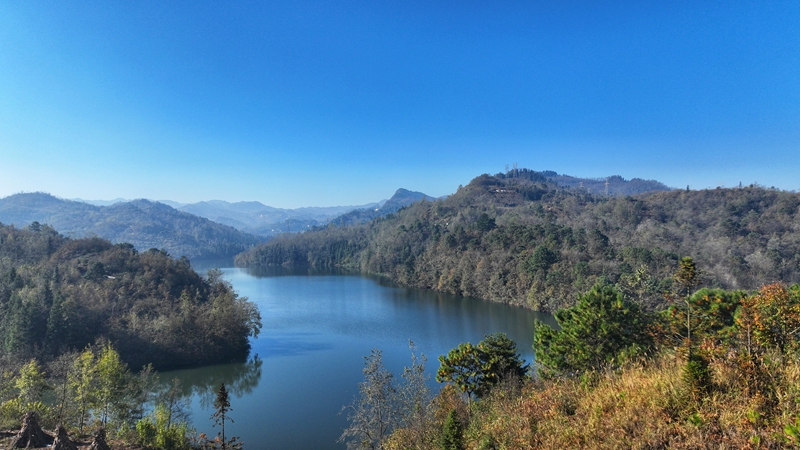七星關區文閣鄉毛栗水庫碧波蕩漾，景色如畫。