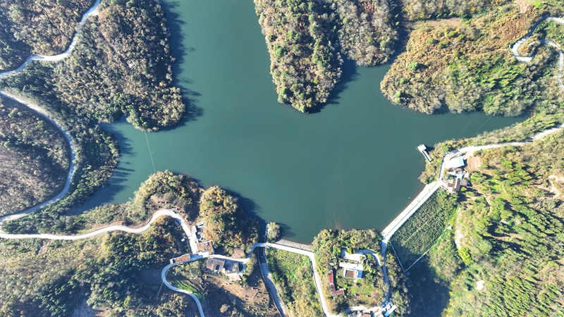 11月25日，七星關區文閣鄉毛栗水庫碧波蕩漾，景色如畫。