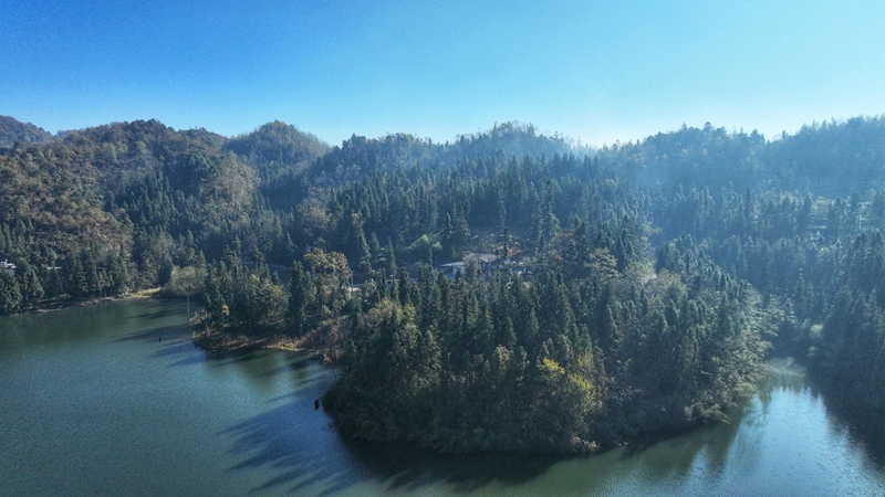 11月25日，七星關區文閣鄉毛栗水庫碧波蕩漾，景色如畫。