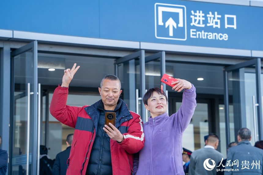 盤興高鐵首日開通運營。人民網 陽茜攝