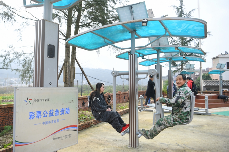 正在使用運動器材的村民。聞雙攝