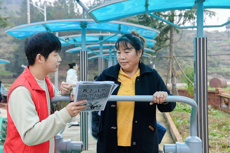 志愿者為村民做反詐宣傳。聞雙攝