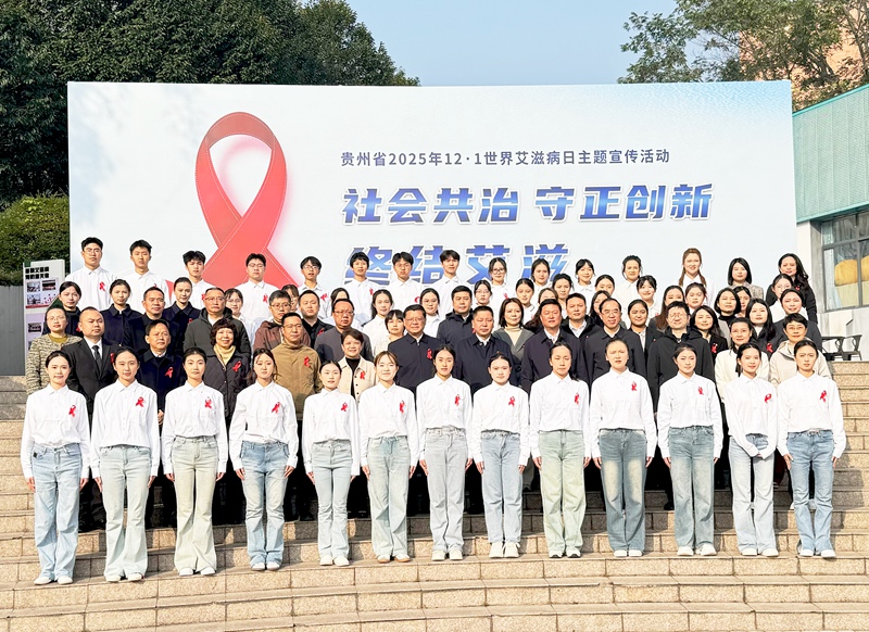 參加活動人員合影留念。張佳佳攝