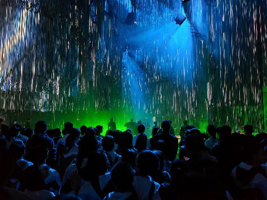 利用光影技術進行表演。 葛燊 攝