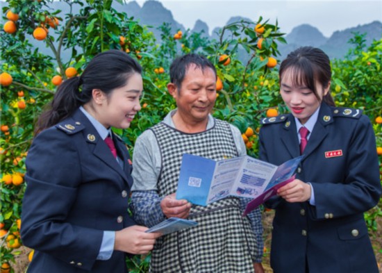 稅務干部到新辦戶興義市鮮樂橙種植場開展稅費政策宣傳及涉稅業務輔導。